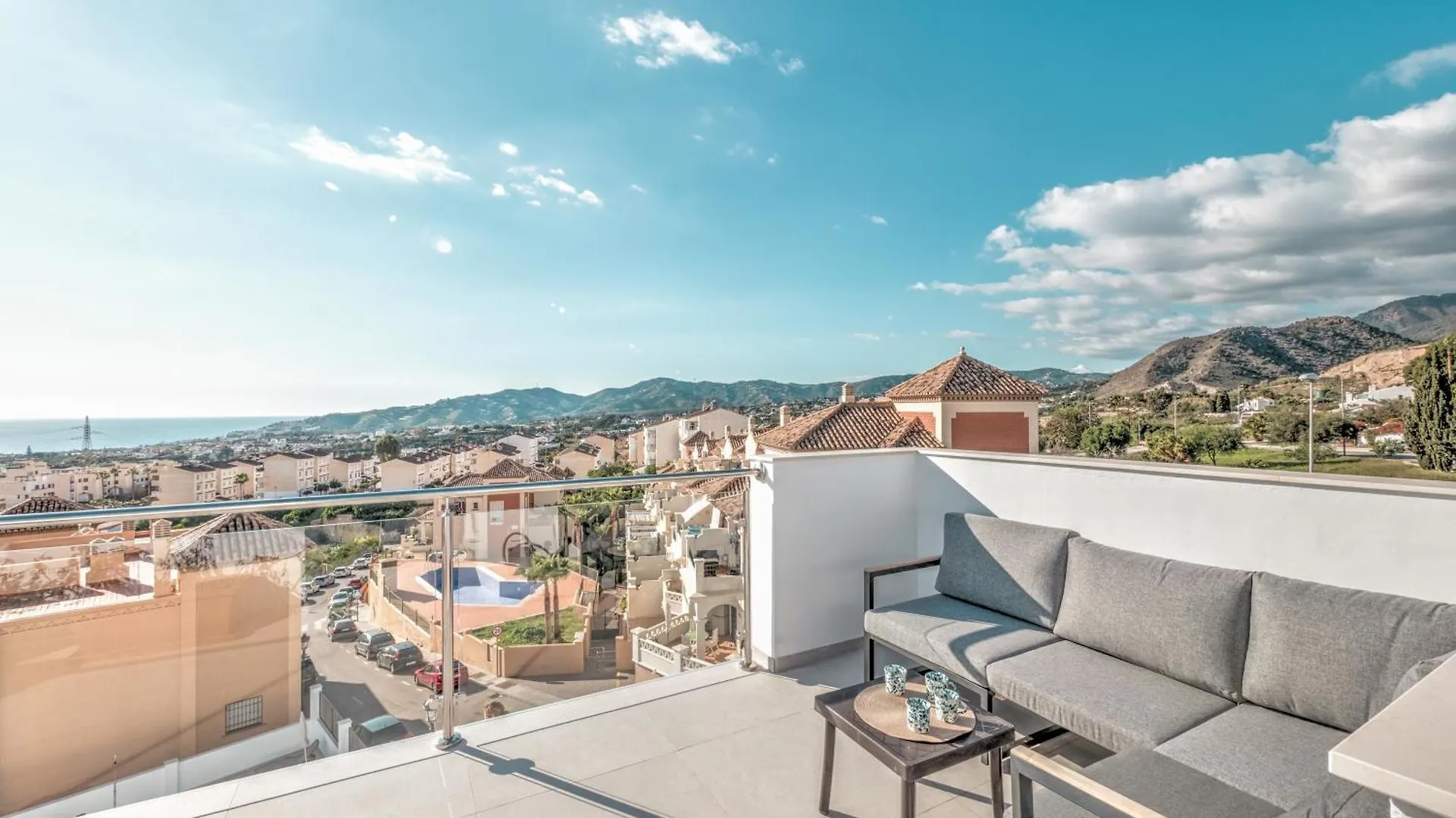 Villa Luxurious Townhouse With View, 3 Terraces And Pool à Nerja Hébergement de vacances