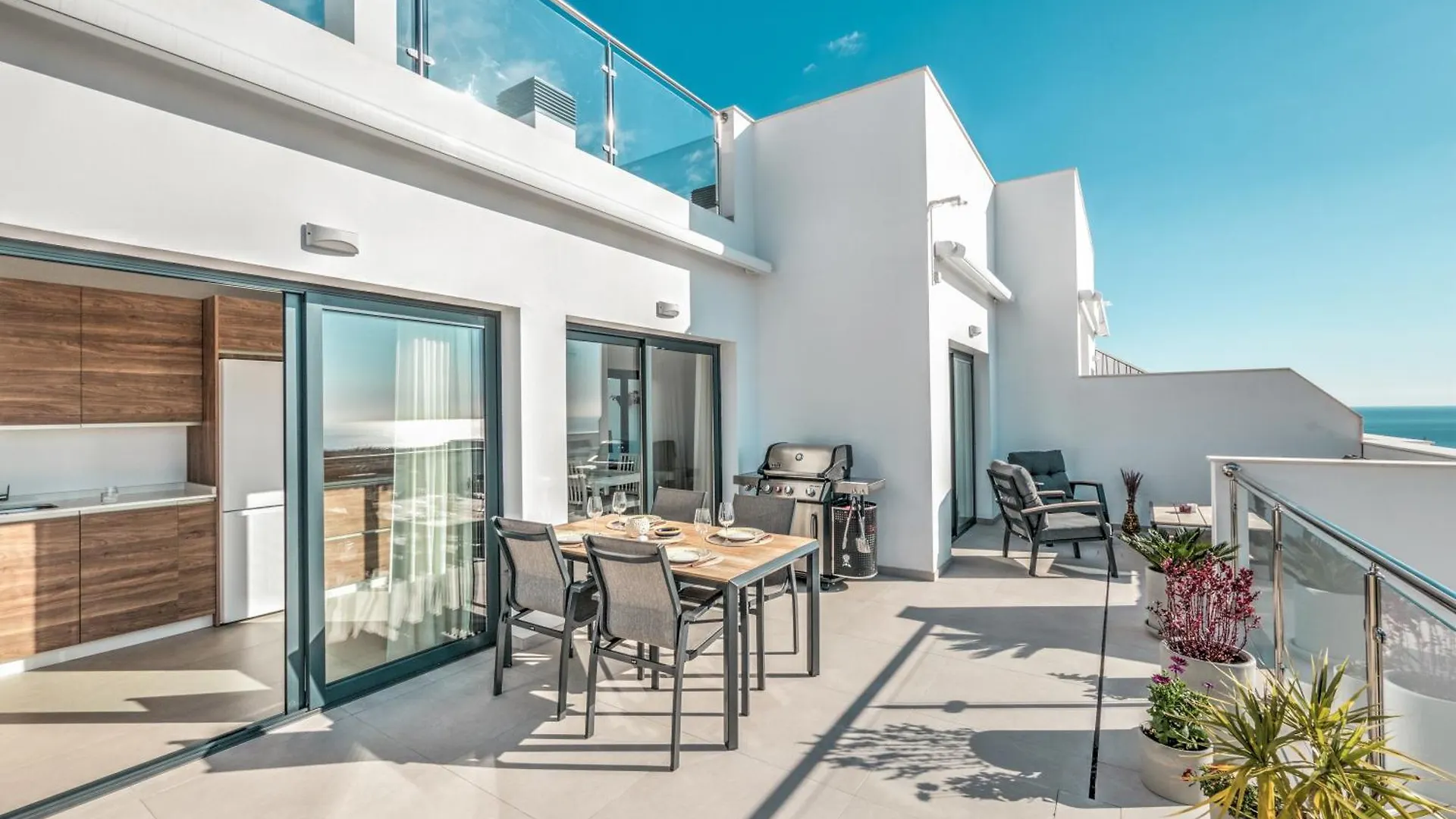Luxurious Townhouse With View, 3 Terraces And Pool Villa Nerja